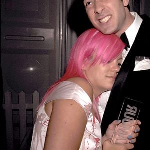 Lily Allen avec Mark Ronson à la soirée des Glamour Awards à Londres le 5 juin 2008. C'est lors de cette soirée qu'elle a fameusement pris de la drogue, finissant presque inconsciente dans le taxi qui la ramenait chez elle.