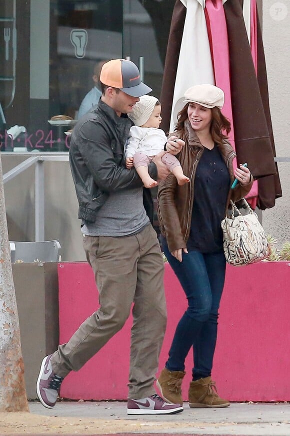 L'actrice américaine Jennifer Love Hewitt enceinte avec son mari Brian Hallisay et leur fille Autumn, le 13 janvier 2015 