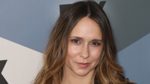 Jennifer Love Hewitt: Fatiguée et transpirante sur le tapis rouge, elle s'excuse