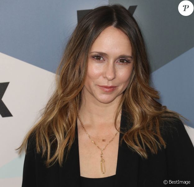 Jennifer Love Hewitt Fatiguee Et Transpirante Sur Le Tapis Rouge Elle S Excuse Purepeople