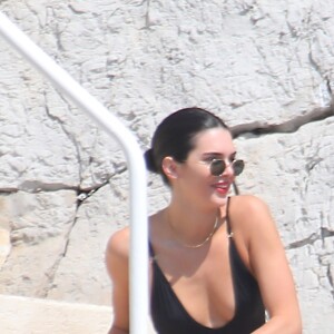 Kendall Jenner, Jordan Barett et leurs amis s'amusent bien à la piscine de l'hôtel Cap-Eden-Roc à Antibes lors du 71ème Festival International du Film de Cannes, le 11 mai 2018.