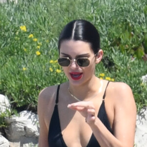 Kendall Jenner profite du soleil de la côte d'Azur à l'hôtel du Cap-Eden-Roc, à Antibes, France, le 11 mai 2018, lors du 71ème Festival International du Film de Cannes.