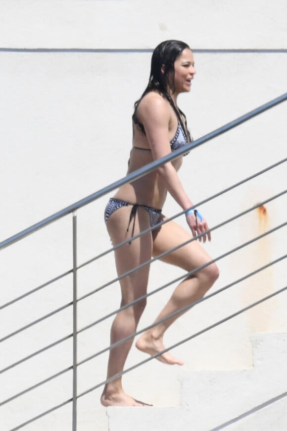 Michelle Rodriguez à la piscine de l'Eden Roc à Antibes à l'occasion du 71ème festival du fiim de Cannes, le 17 mai 2018.
