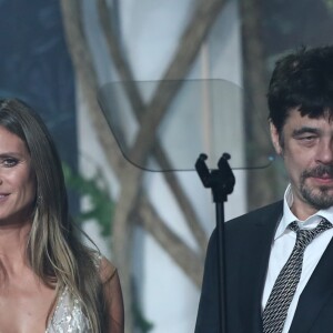 Heidi Klum et Benicio del Toro lors de la vente aux enchères de la soirée amfAR Gala Cannes 2018 à l'hôtel du Cap-Eden-Roc, pendant le 71ème Festival International du Film de Cannes, à Antibes, France, le 17 mai 2018. © Cyril Moreau/Bestimage