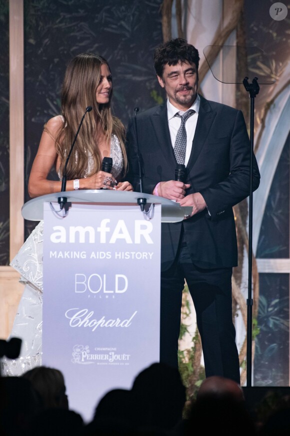 Heidi Klum et Benicio del Toro lors de la vente aux enchères de la soirée amfAR Gala Cannes 2018 à l'hôtel du Cap-Eden-Roc, pendant le 71ème Festival International du Film de Cannes, à Antibes, France, le 17 mai 2018.