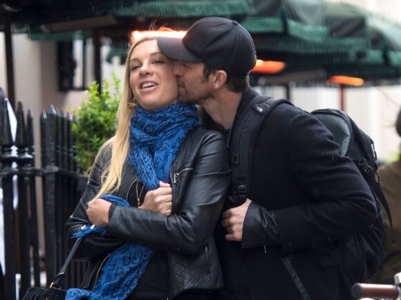 Exclusif - Chelsy Davy, ex-compagne du prince Harry, très amoureuse de son boyfriend James Marshall, producteur et réalisateur, dans la rue à Londres, le 25 avril 2018.