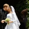 Le prince Harry et Meghan Markle (en robe de mariée Givenchy), duc et duchesse de Sussex, à la sortie de chapelle St. George au château de Windsor après leur mariage le 19 mai 2018.