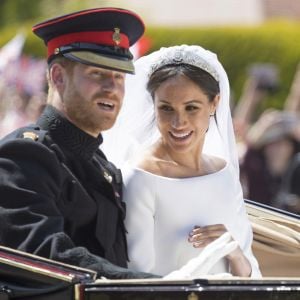 Le prince Harry, duc de Sussex, et Meghan Markle, duchesse de Sussex, en calèche à la sortie du château de Windsor après leur mariage le 19 mai 2018.