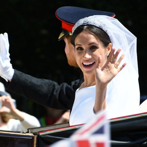 Le prince Harry, duc de Sussex, et Meghan Markle, duchesse de Sussex, en calèche à la sortie du château de Windsor après leur mariage le 19 mai 2018.