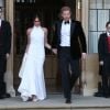 Le prince Harry, duc de Sussex, et Meghan Markle, duchesse de Sussex, quittent le château de Windsor à bord d'une Jaguar Type E cabriolet en tenue de soirée après leur cérémonie de mariage, pour se rendre à la réception à "Frogmore House" à Windsor le 19 mai 2018.