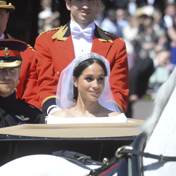 Le prince Harry, duc de Sussex, et Meghan Markle, duchesse de Sussex, lors de la procession en landau le jour de leur mariage le 19 mai 2018 à Windsor