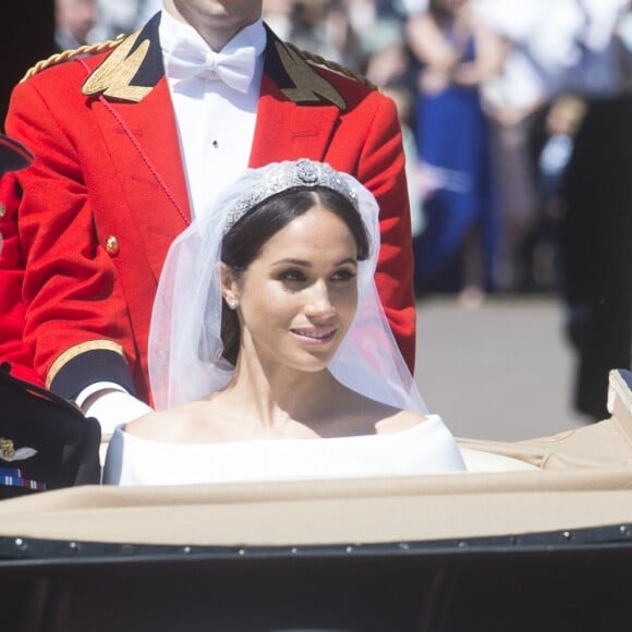 Le prince Harry, duc de Sussex, et Meghan Markle, duchesse de Sussex, lors de la procession en landau le jour de leur mariage le 19 mai 2018 à Windsor