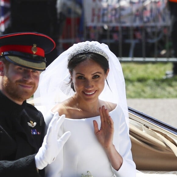 Le prince Harry, duc de Sussex, et Meghan Markle, duchesse de Sussex, lors de la procession en landau le jour de leur mariage le 19 mai 2018 à Windsor