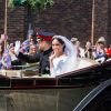 Le prince Harry, duc de Sussex, et Meghan Markle, duchesse de Sussex, lors de la procession en landau le jour de leur mariage le 19 mai 2018 à Windsor