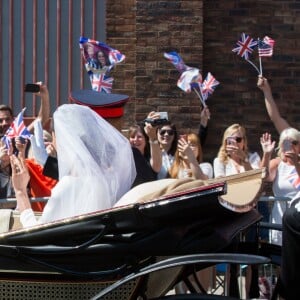 Le prince Harry, duc de Sussex, et Meghan Markle, duchesse de Sussex, lors de la procession en landau le jour de leur mariage le 19 mai 2018 à Windsor