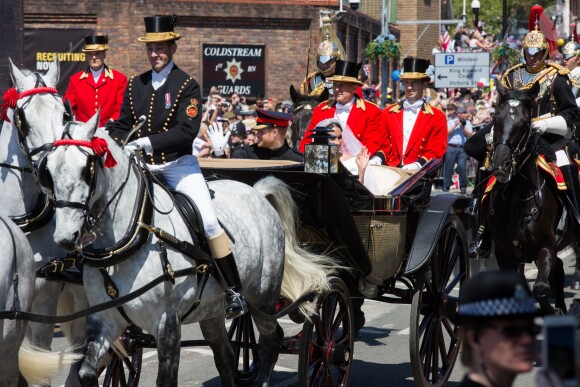Le prince Harry, duc de Sussex, et Meghan Markle, duchesse de Sussex, lors de la procession en landau le jour de leur mariage le 19 mai 2018 à Windsor