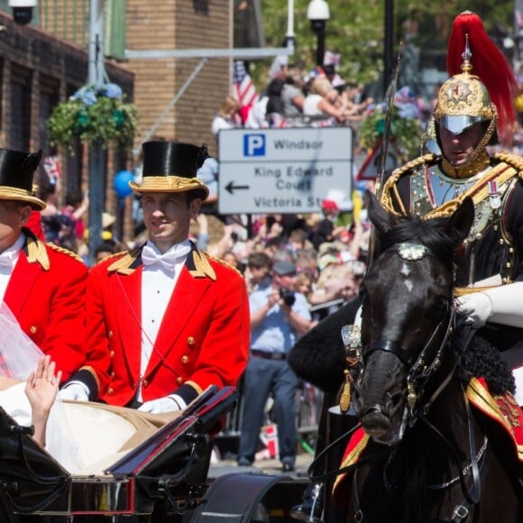 Le prince Harry, duc de Sussex, et Meghan Markle, duchesse de Sussex, lors de la procession en landau le jour de leur mariage le 19 mai 2018 à Windsor