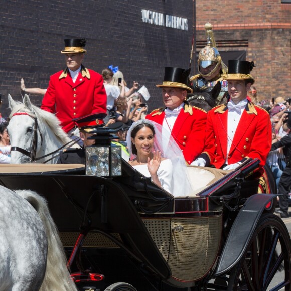 Le prince Harry, duc de Sussex, et Meghan Markle, duchesse de Sussex, lors de la procession en landau le jour de leur mariage le 19 mai 2018 à Windsor