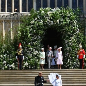 Le prince Harry, duc de Sussex, et Meghan Markle, duchesse de Sussex, à la sortie de chapelle St. George au château de Windsor après la cérémonie de leur mariage, le 19 mai 2018.