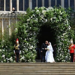 Le prince Harry, duc de Sussex, et Meghan Markle, duchesse de Sussex, à la sortie de chapelle St. George au château de Windsor après la cérémonie de leur mariage, le 19 mai 2018.