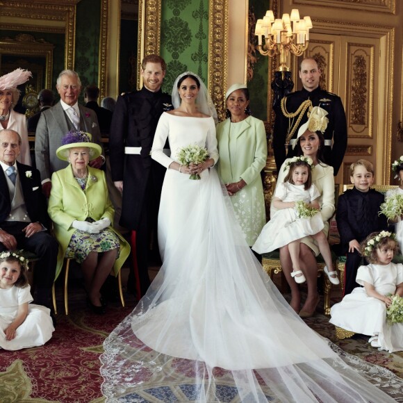 Le prince Harry et la duchesse Meghan de Sussex (Meghan Markle), photo officielle de leur mariage le 19 mai 2018 réalisée au château de Windsor par Alexi Lubomirski. Les jeunes mariés sont ici entourés de leur famille et de leurs enfants d'honneur : (debout, de g. à dr.) Jasper Dyer, la duchesse Camilla de Cornouailles, le prince Charles, Doria Ragland, le prince William ; (rangée centrale) Brian Mulroney, le duc d'Edimbourg, la reine Elizabeth II, la duchesse Catherine de Cambridge, la princesse Charlotte, le prince George, Rylan Litt, John Mulroney ; (au sol) Ivy Mulroney, Florence van Cutsem, Zalie Warren, Remi Litt. ©Alexi Lubomirski/PA Wire/Abacapress.com