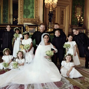 Le prince Harry et la duchesse Meghan de Sussex (Meghan Markle), photo officielle de leur mariage le 19 mai 2018 réalisée au château de Windsor par Alexi Lubomirski. Les jeunes mariés sont ici entourés de leurs enfants d'honneur : Brian Mulroney, Remi Litt, Rylan Litt, Jasper Dyer, le prince George de Cambridge, Ivy Mulroney et John Mulroney ; (au sol) Zalie Warren, la princesse Charlotte de Cambridge, Florence van Cutsem. ©Alexi Lubomirski/PA Wire/Abacapress.com