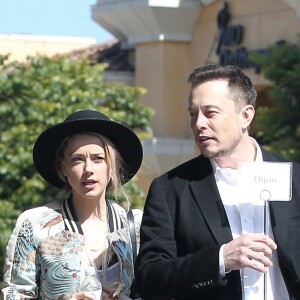 Exclusif - Elon Musk et sa compagne Amber Heard à Sherman Oaks le 11 juin 2017. © CPA / Bestimage