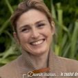 Laetitia Milot receuille les confidences de Julie Gayet dans son documentaire sur l'endométriose " Devenir maman : notre combat contre l'endométriose ", diffusé sur TF1 le 21 mai 2018 en deuxième partie de soirée.