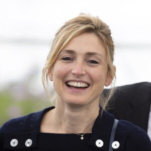 Julie Gayet lors du photocall du film The State Against Mandela (séance spéciale) au 71ème Festival International du Film de Cannes, le 14 mai 2018.