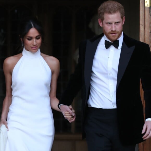 Le prince Harry, duc de Sussex, et Meghan Markle, duchesse de Sussex quittent le château de Windsor à bord d'une Jaguar Type E cabriolet en tenue de soirée après leur cérémonie de mariage, pour se rendre à la réception à "Frogmore House" à Windsor le 19 mai 2018.