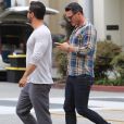 Luke Evans va déjeuner avec un bel inconnu au restaurant Sugar Fish à Beverly Hills, le 21 mai 2018.