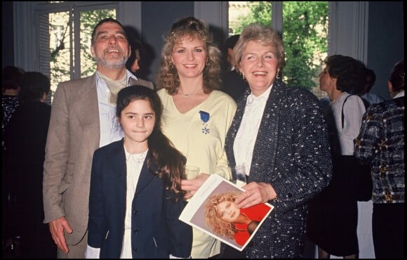 ARCHIVES - Jeane Manson décorée de la médaille des arts et des lettres avec sa fille Shirel et ses parents en 1988