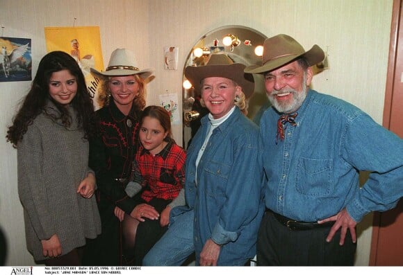 Jeane Manson lance son disque lors d'une soirée à Disneyland Paris avec ses parents et ses filles, en 1996