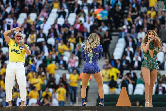 Jennifer Lopez, Pitbull et Claudia Leitte (Leite) lors de la cérémonie d'ouverture de la coupe du monde de football à Sao Paulo, le 12 juin 2014.
