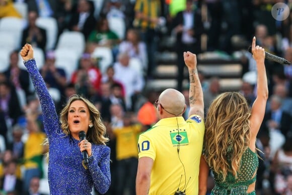 Jennifer Lopez, Pitbull et Claudia Leitte (Leite) lors de la cérémonie d'ouverture de la coupe du monde de football à Sao Paulo, le 12 juin 2014.