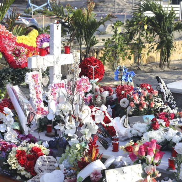 Illustrations de la tombe de Johnny Hallyday au cimetière marin de Lorient à Saint-Barthélemy le 14 avril 2018. Elle est toujours aussi fleurie et recouverte de messages touchants de la part d'admirateurs et de proches. Laeticia Hallyday et ses filles Jade et Joy arrivent à Saint Barth pour les vacances de Pâques pour se ressourcer, loin des affaires concernant l'héritage, et se recueillir dans le calme et la sérénité seulement 4 mois après l'inhumation. 14/04/2018 - Saint-Barthélemy