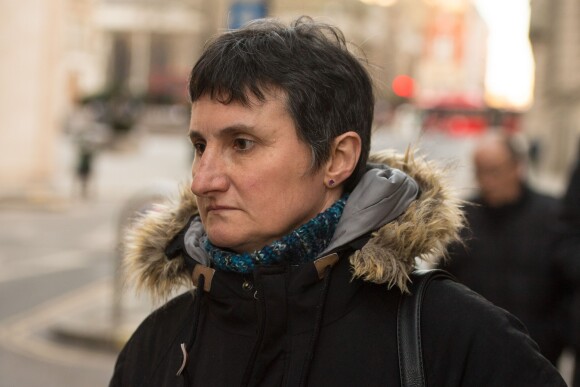 Catherine Devallonne, la mère de Sophie Lionnet à l'extérieur de la cour criminelle de l'Old Bailey, à Londres, le 19 mars 2018.