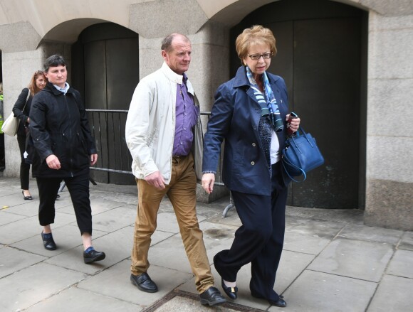 Catherine Devallonne et Patrick Lionnet, les parents de Sophie Lionnet, à leur sortie de la cour criminelle de l'Old Bailey, à Londres, le 24 mai 2018.
