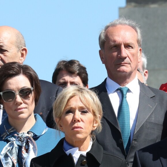 Le président de la République française Emmanuel Macron, sa femme la première dame Brigitte Macron, l'ambassadeur de la Fédération de Russie en France Alexeï Mechkov, la ministre de la Culture Françoise Nyssen et le ministre des Affaires étrangères Jean-Yves Le Drian assistent à une cérémonie pour déposer des fleurs au monument de Mortherland au cimetière mémorial de Piskarevskoïe de Saint-Pétersbourg, Russie, le 25 mai 2018.