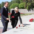 Le président de la République française Emmanuel Macron et sa femme la Première Dame Brigitte Macron (Trogneux) assistent à une cérémonie pour déposer des fleurs au monument de Mortherland au cimetière mémorial de Piskarevskoïe de Saint-Pétersbourg, Russie, le 25 mai 2018.