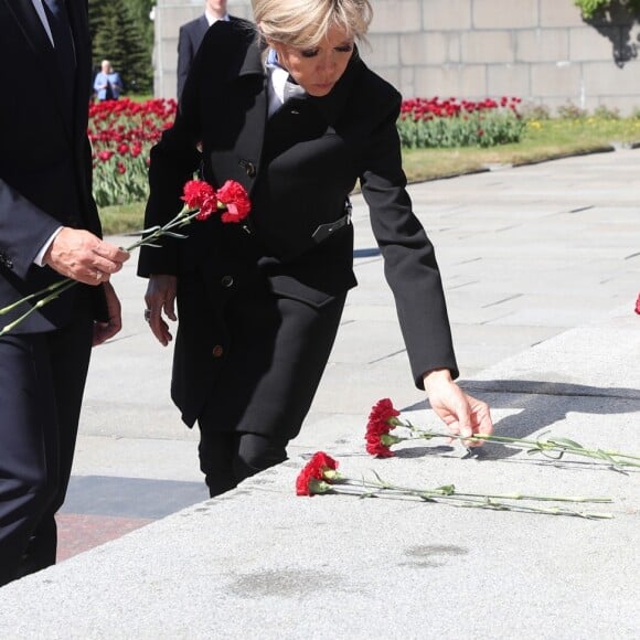 Le président de la République française Emmanuel Macron et sa femme la Première Dame Brigitte Macron (Trogneux) assistent à une cérémonie pour déposer des fleurs au monument de Mortherland au cimetière mémorial de Piskarevskoïe de Saint-Pétersbourg, Russie, le 25 mai 2018.