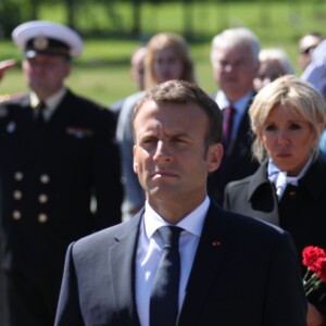 Le président de la République française Emmanuel Macron et sa femme la Première Dame Brigitte Macron assistent à une cérémonie pour déposer des fleurs au monument de Mortherland au cimetière mémorial de Piskarevskoïe de Saint-Pétersbourg, Russie, le 25 mai 2018.