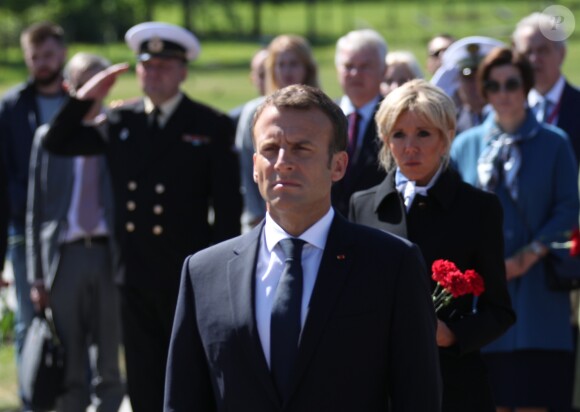Le président de la République française Emmanuel Macron et sa femme la Première Dame Brigitte Macron assistent à une cérémonie pour déposer des fleurs au monument de Mortherland au cimetière mémorial de Piskarevskoïe de Saint-Pétersbourg, Russie, le 25 mai 2018.