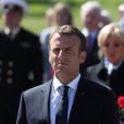 Le président de la République française Emmanuel Macron et sa femme la Première Dame Brigitte Macron assistent à une cérémonie pour déposer des fleurs au monument de Mortherland au cimetière mémorial de Piskarevskoïe de Saint-Pétersbourg, Russie, le 25 mai 2018.