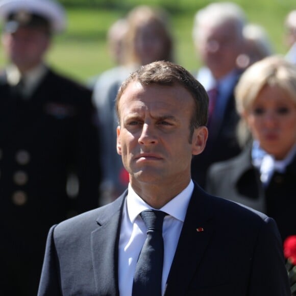 Le président de la République française Emmanuel Macron et sa femme la Première Dame Brigitte Macron assistent à une cérémonie pour déposer des fleurs au monument de Mortherland au cimetière mémorial de Piskarevskoïe de Saint-Pétersbourg, Russie, le 25 mai 2018.