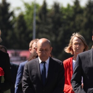 Le président de la République française Emmanuel Macron, sa femme la Première Dame Brigitte Macron, la ministre de la Culture Françoise Nyssen et le ministre des Affaires étrangères Jean-Yves Le Drian assistent à une cérémonie pour déposer des fleurs au monument de Mortherland au cimetière mémorial de Piskarevskoïe de Saint-Pétersbourg, Russie, le 25 mai 2018.