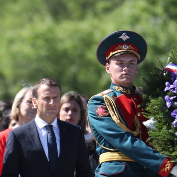 Le président de la République française Emmanuel Macron, sa femme la première dame Brigitte Macron et la ministre de la Culture Françoise Nyssen assistent à une cérémonie pour déposer des fleurs au monument de Mortherland au cimetière mémorial de Piskarevskoïe de Saint-Pétersbourg, Russie, le 25 mai 2018.