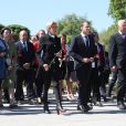 Le président de la République française Emmanuel Macron, sa femme la première dame Brigitte Macron et la ministre de la Culture Françoise Nyssen assistent à une cérémonie pour déposer des fleurs au monument de Mortherland au cimetière mémorial de Piskarevskoïe de Saint-Pétersbourg, Russie, le 25 mai 2018.