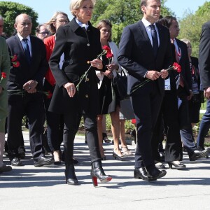 Le président de la République française Emmanuel Macron, sa femme la première dame Brigitte Macron et la ministre de la Culture Françoise Nyssen assistent à une cérémonie pour déposer des fleurs au monument de Mortherland au cimetière mémorial de Piskarevskoïe de Saint-Pétersbourg, Russie, le 25 mai 2018.