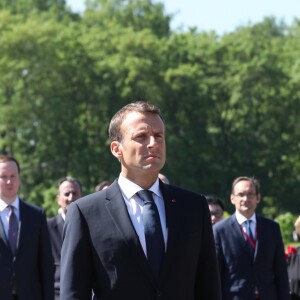 Le président de la République française Emmanuel Macron, sa femme la première dame Brigitte Macron et la ministre de la Culture Françoise Nyssen assistent à une cérémonie pour déposer des fleurs au monument de Mortherland au cimetière mémorial de Piskarevskoïe de Saint-Pétersbourg, Russie, le 25 mai 2018.